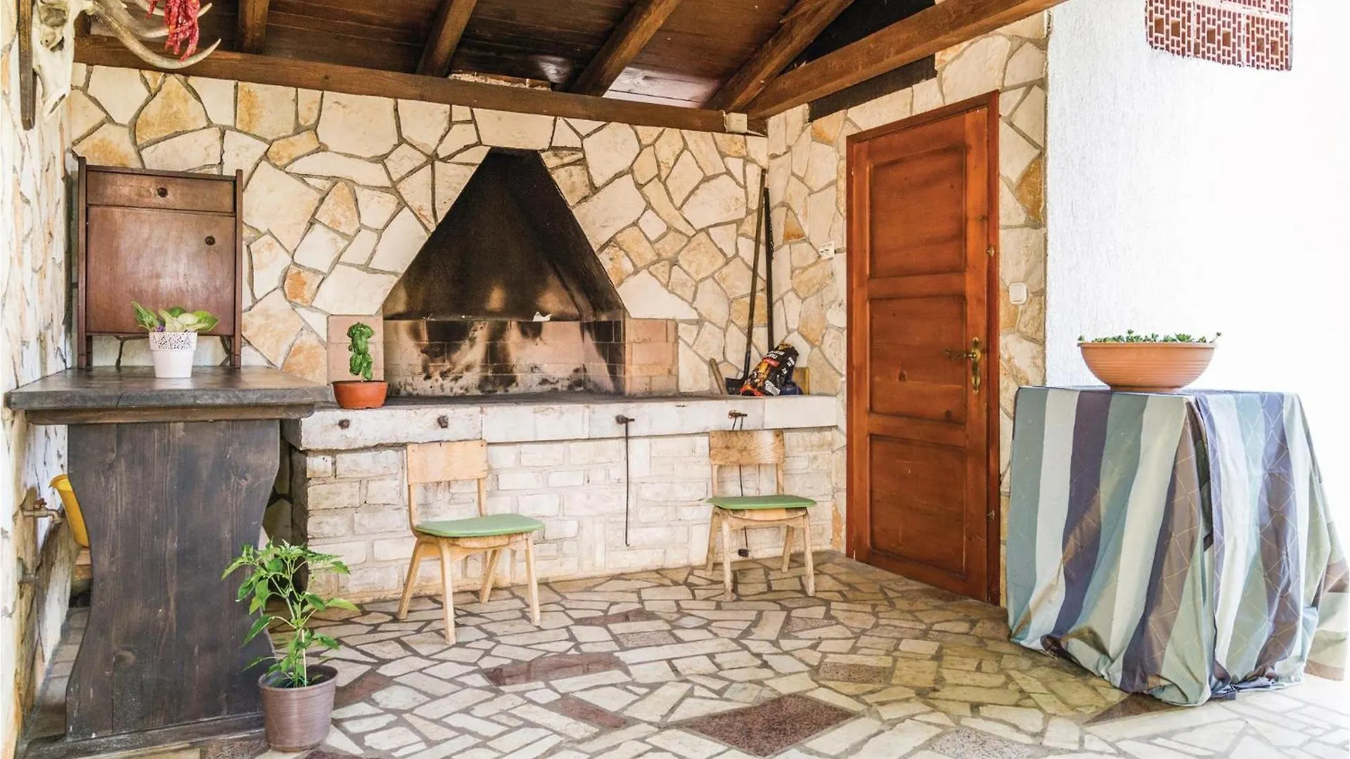 Stunning Apartment In Radmani With Wifi